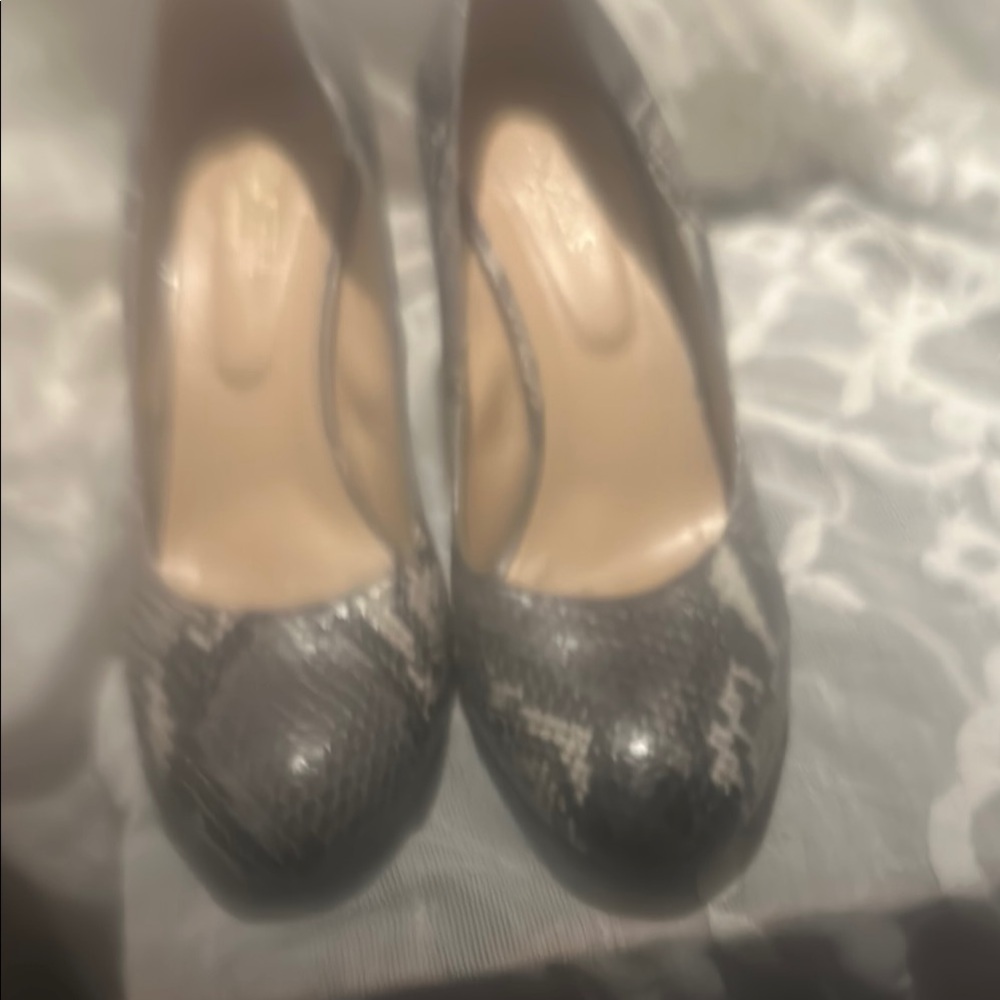 Elegant Gray Snakeskin-Print Pumps for Women